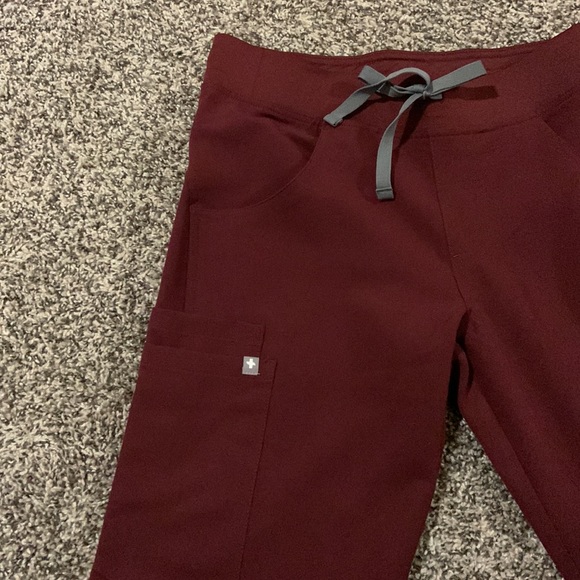 FIGS Women’s Livingston Basic Scrub Pants - XS - Burgundy - Picture 1 of 4